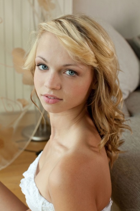 curly blonde hot nude images