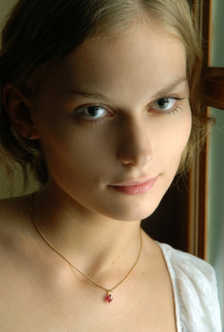 blaue Augen Teenager erotische nackte archiv
