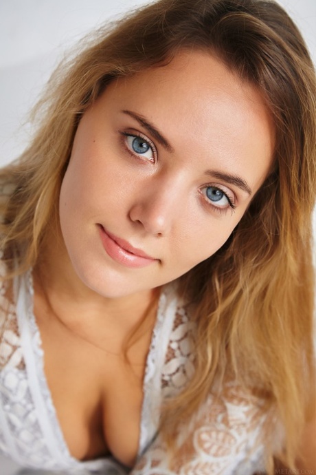 Sweet Mango model pretty picture