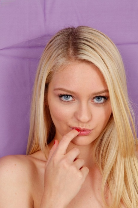 lille blondine perfekt erotisk Foto