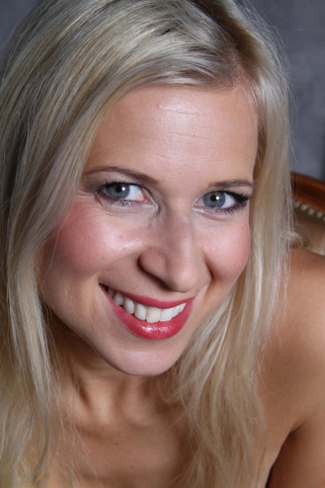 blonde cougar free porn image