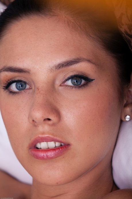 bruine blauwe ogen naakt gratis archief