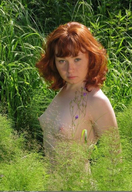 gorgeous redhead exclusive pics