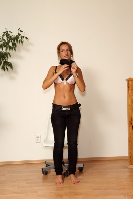 skinny lesbian hot nude pic