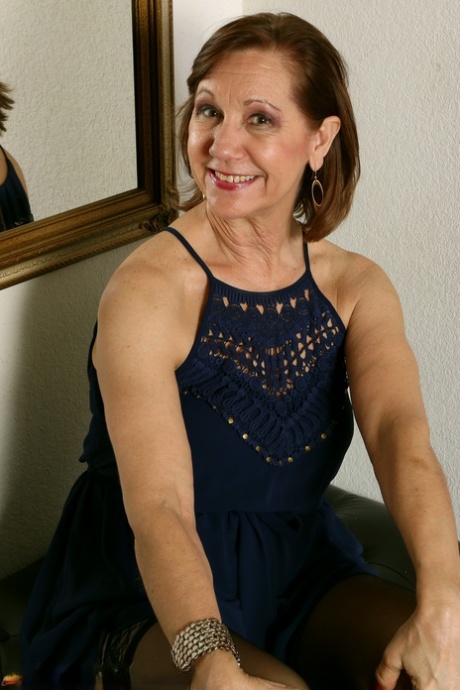 brunetka babička sexuální erotika obrázek