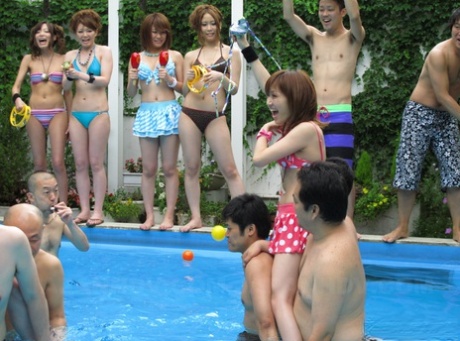 japanischer Bikini hübsche nackte foto