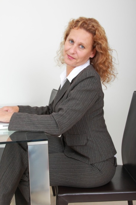 mature office free nude image