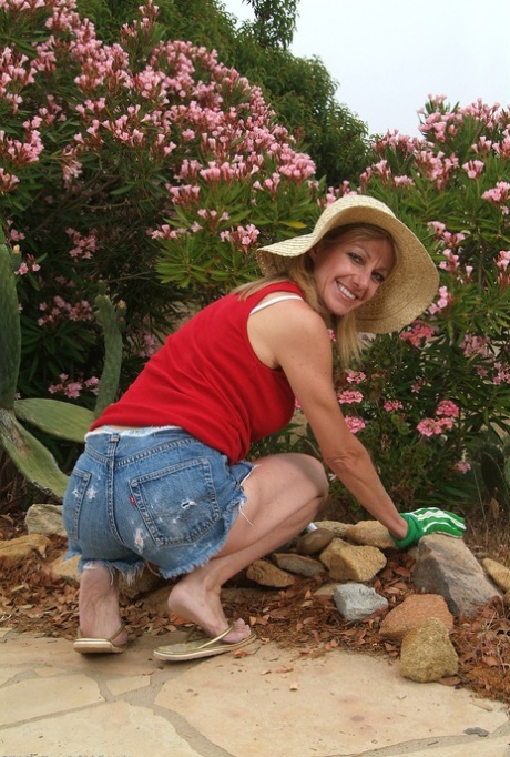 mature outdoor hot naked picture