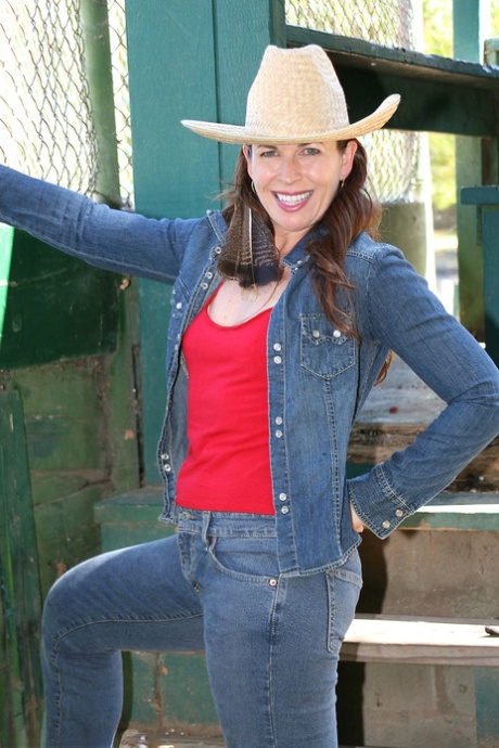 mature jeans hd pics