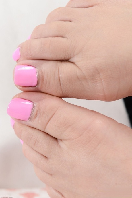 thick feet naked pictures