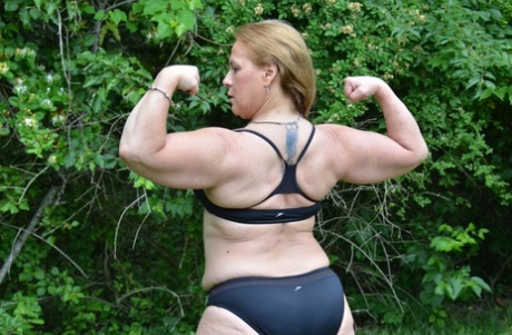Stunning Summer pornographic model pic