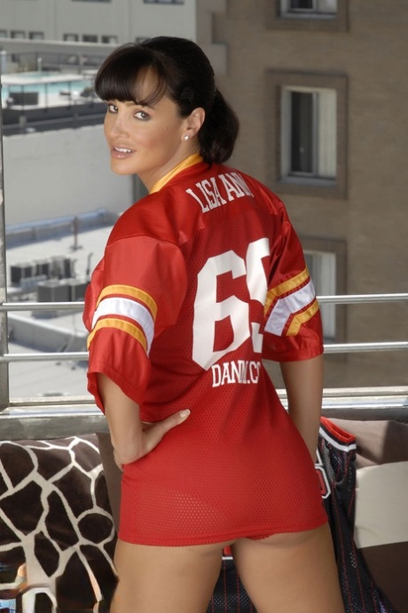 Lisa Ann model adult pics