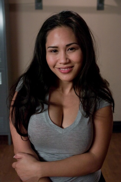 巨乳アジア人 ポルノ 画像