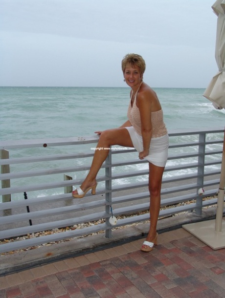 bedstemor strand sexpornografisk Foto