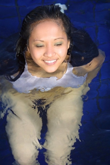 Loni pretty actress gallery