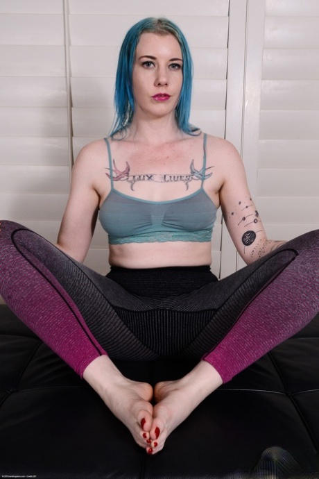 pantaloni da yoga piedi sopra nudo archivio