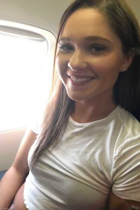 Zoe Bloom xxx actress pics