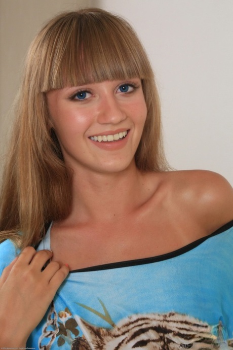 blue eyes teen beautiful nude pics