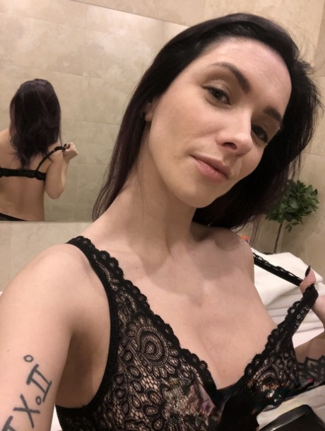 Amateur Brünette schöne nackt bilder