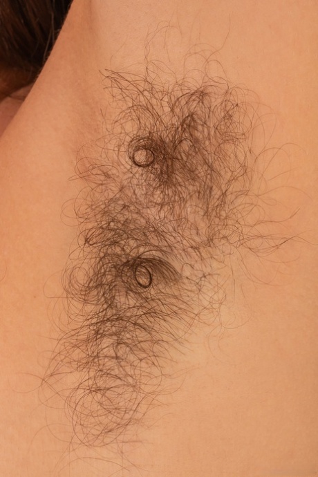 chlupaté podpaží umělecká pornografie obrázek