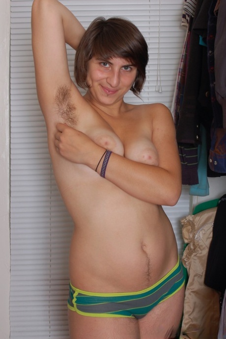 Zooey Deschanel nudes actress img