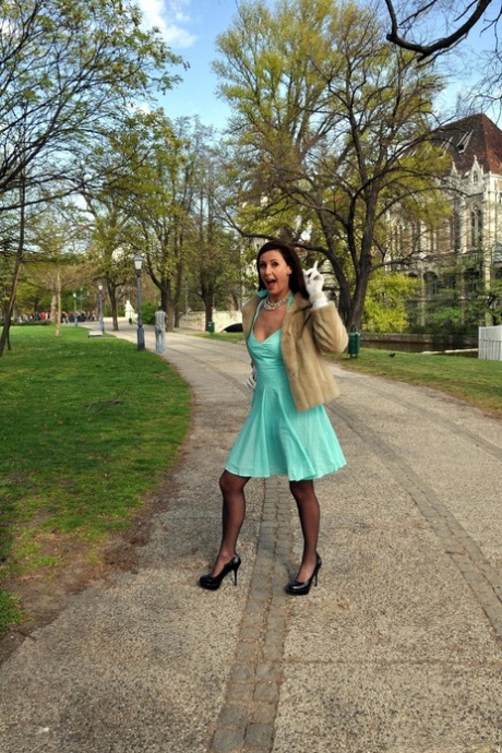 milf outdoor exclusive pic