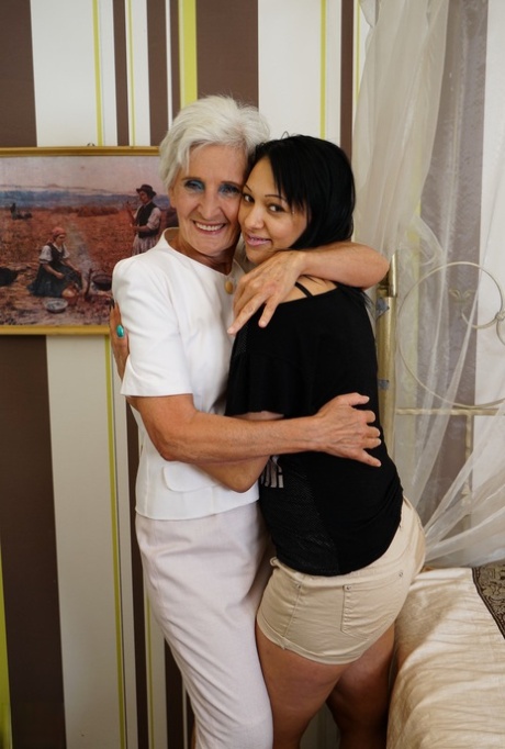 granny teen lesbian hot nude picture