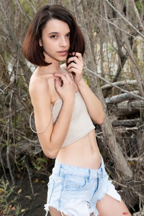 hubená brunetka dospívající akty hd obraz
