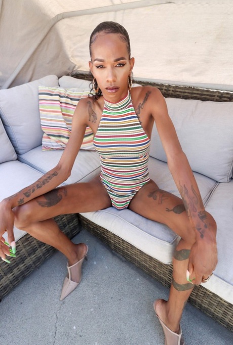 Dazia Kockdazian art model gallery