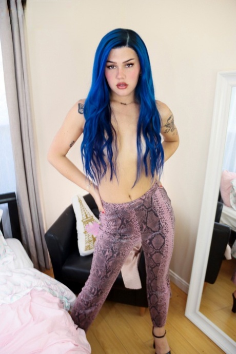 Daisy Taylor model art gallery