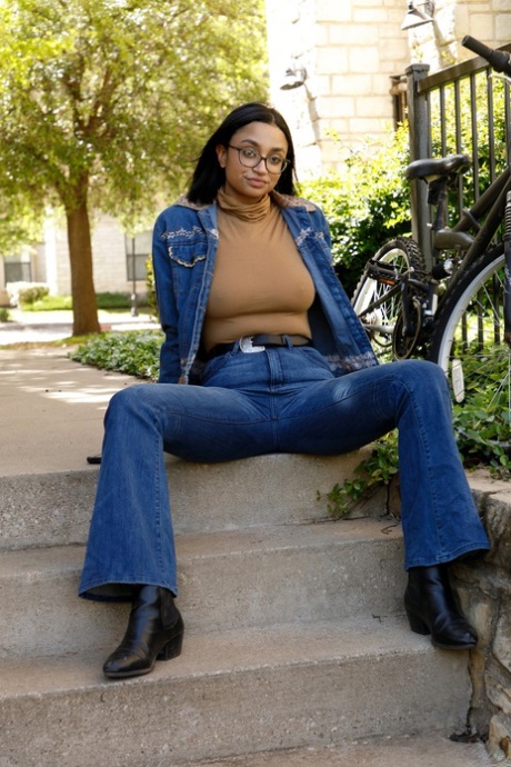 ebony jeans sexy pictures