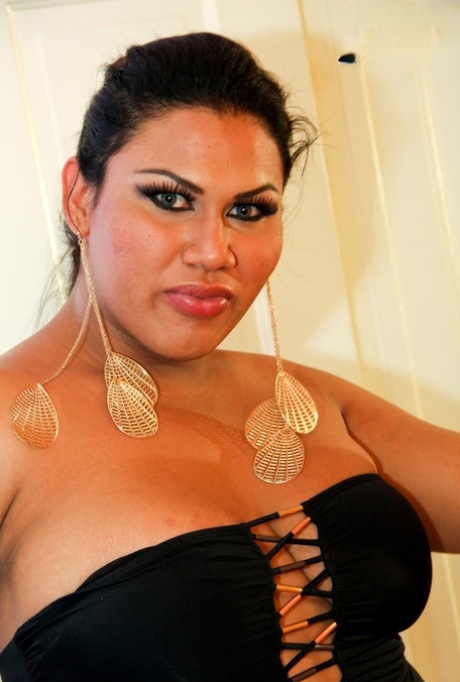 huge shemale sexy gallery