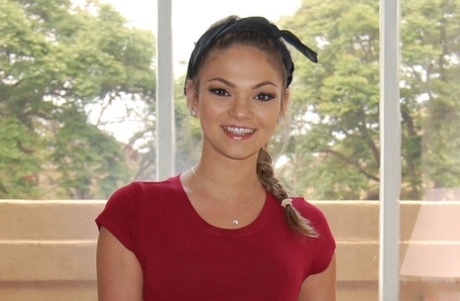 Athena Faris pretty star image