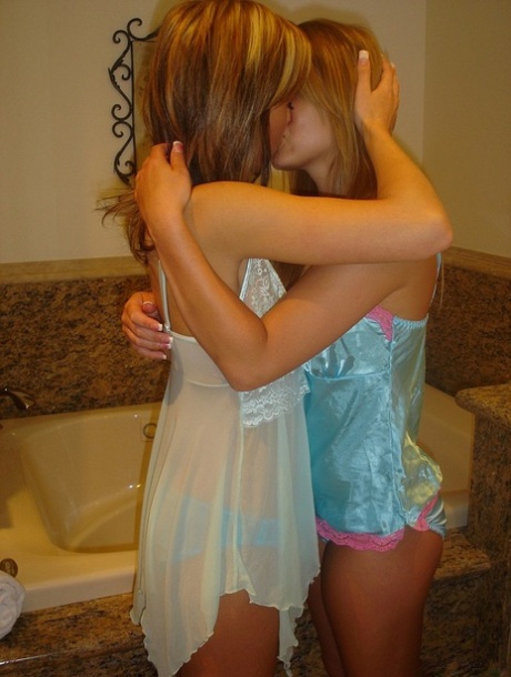 lesbian kissing hot porn photo