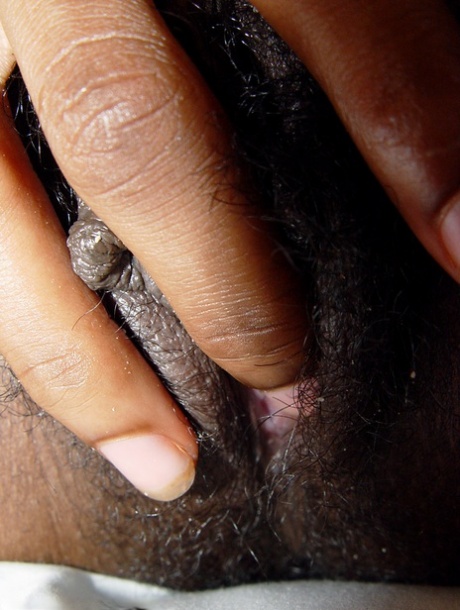 chatte noire et poilue maigre haut img