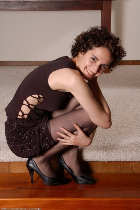 curly brunette free sexy pics