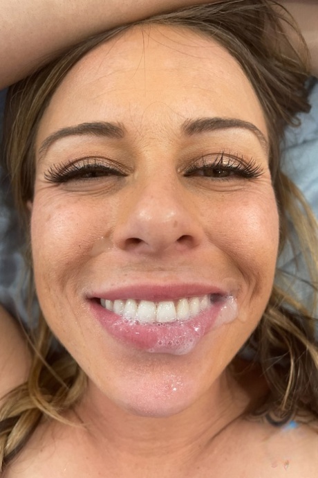 éjacule sur le visage bel adulte photo