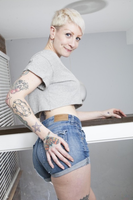 krátké vlasy blond pornografická erotika galerie