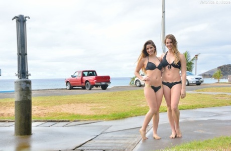 petit bikini nus chauds photo