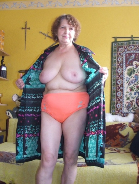 oma kleedt zich uit mooi erotisch verzameling