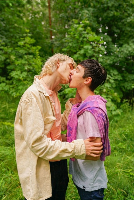 gay kissing free naked picture