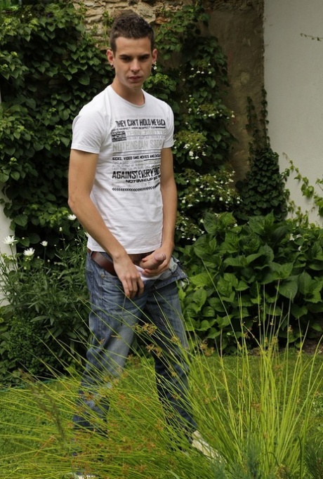 gay outdoor free nude pics