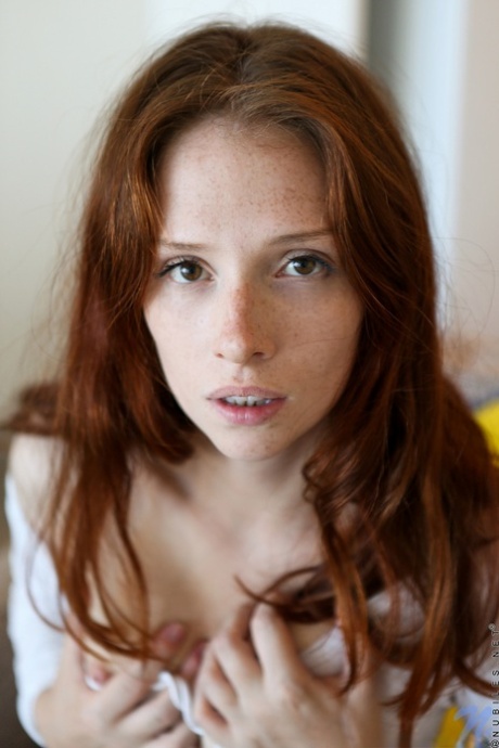 adolescent aux taches de rousseur nus de haute qualité archive