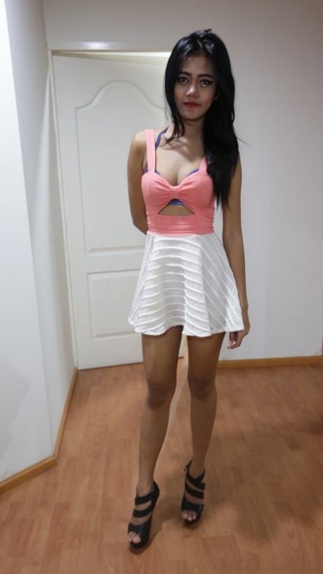 pequeña morena desnudo libre fotos