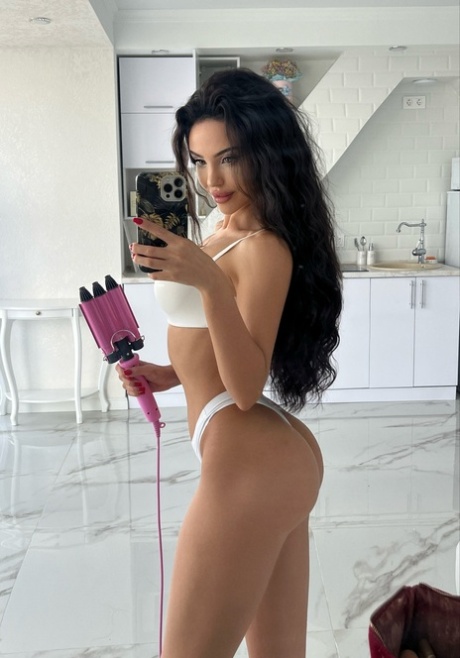 vorgebeugtes Selfie schöne heiße foto