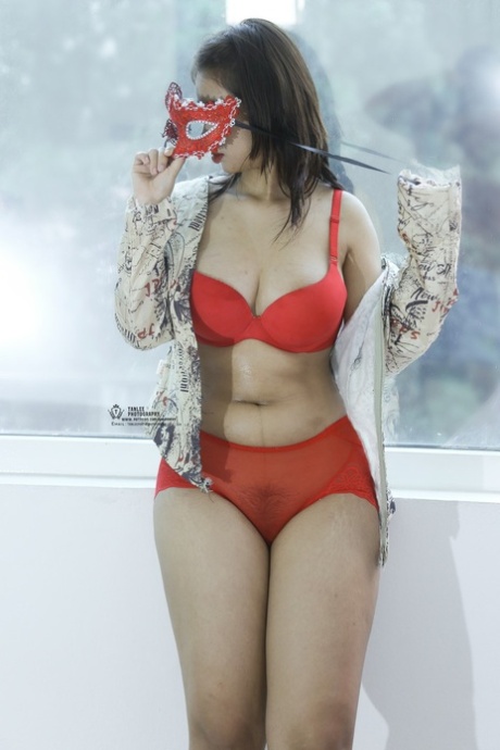 vollbusige asiatische Teenagerin erotische heiße bilder
