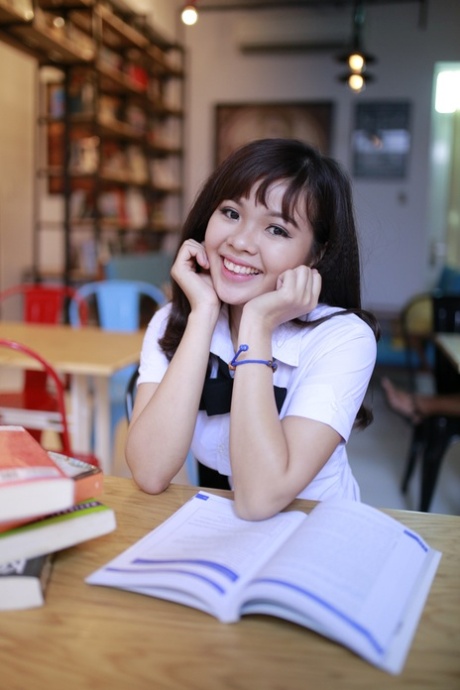 アジアの女子高生 美しいヌード 画像