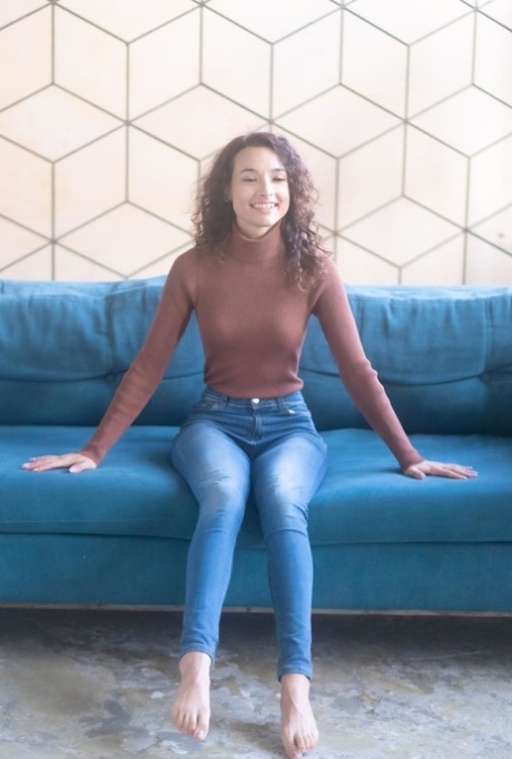 brune bouclée des nus sympas img