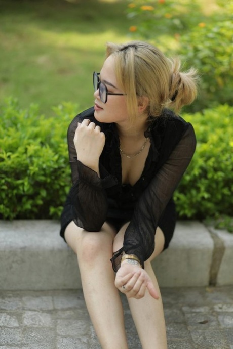 blonde glasses sexy nude pic