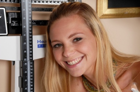 skinny petite teen naked pictures